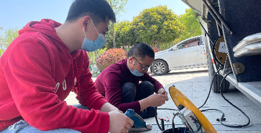 leyu.乐鱼正能量：职工抢修献血车，好人好事成风景！