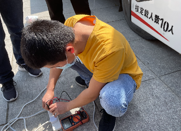 leyu.乐鱼正能量：职工抢修献血车，好人好事成风景！