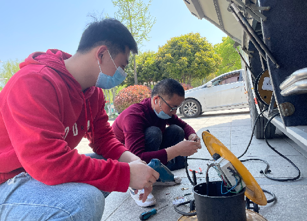 leyu.乐鱼正能量：职工抢修献血车，好人好事成风景！