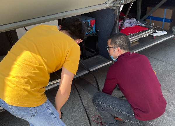 leyu.乐鱼正能量：职工抢修献血车，好人好事成风景！