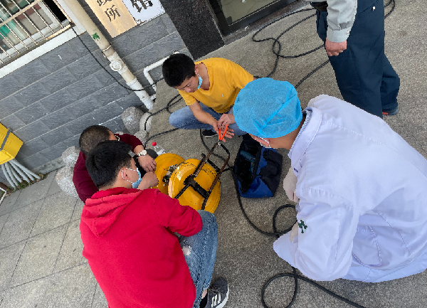 leyu.乐鱼正能量：职工抢修献血车，好人好事成风景！